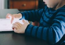 Austria prohibirá las redes sociales a menores de 14 años; escuelas aplicaron 3 semanas “sin teléfono móvil”