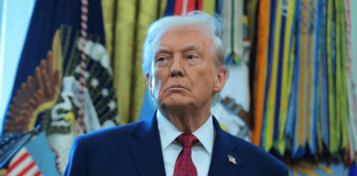 Trump firma orden para garantizar pago a agentes aeroportuarios pese al cierre de Seguridad Nacional