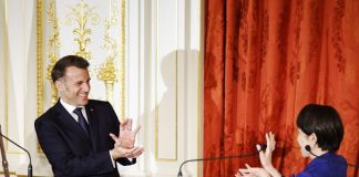 VIDEO ¡Kamehameha! Macron y primera ministra de Japón imitan el gesto de Goku en Dragon Ball