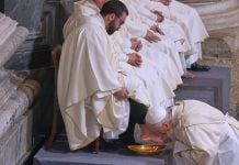 De vuelta a las tradiciones católicas: el papa León XIV lavó los pies de 12 sacerdotes