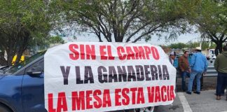 Bloquean agricultores carretera Victoria-Matamoros en demanda de incremento de precios; Gobernador ofrece respaldo