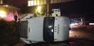 Vuelca tractocamión al bajar del puente Tampico; derrama diésel y moviliza a cuerpos de emergencia