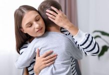 Menos pantallas, más conexión: así puedes criar a tus hijos sin celular