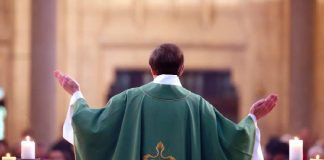 ¿Milagro? Sacerdote gana auto en rifa de su propia iglesia