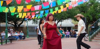 Vive Nuevo Laredo la tradición del Huapango con exitoso fandango huasteco en Plaza Juárez