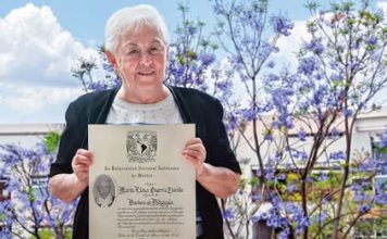 A sus 89 años, mujer rompe récord como la persona más longeva en doctorarse en la UNAM