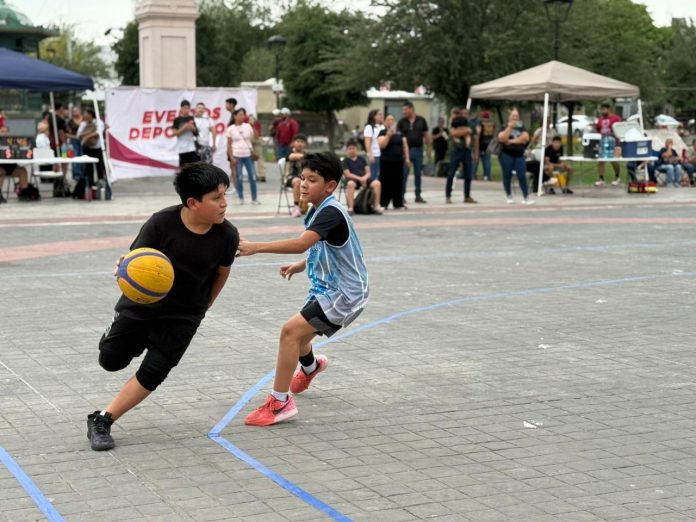 Exitosa exhibición de Basquetbol 3X3 reúne talento y gran participación en la explanada de la Independencia