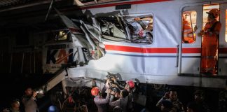 Tragedia en Indonesia: trenes chocan cerca de Yakarta y dejan al menos 2 muertos