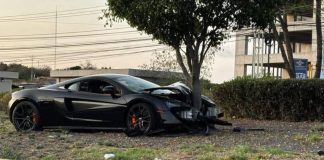Chocan auto de lujo y lo dejan abandonado en Querétaro