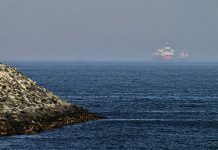 EEUU ataca buques iraníes que intentaban violar el bloqueo en puertos; defienden sanciones portuarias