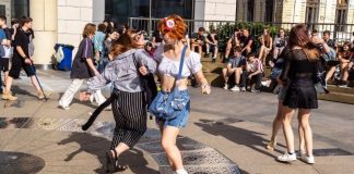 La “Generación Z” se debate entre burlarse de las guerras y la fenomenología del relajo