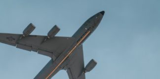 Hombre irrumpe en pista de aeropuerto y muere atropellado por avión en Denver