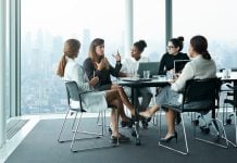 Participación económica de las mujeres aumentó en 60 años, pero redujo los nacimientos