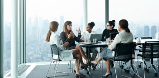Participación económica de las mujeres aumentó en 60 años, pero redujo los nacimientos