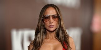 Jennifer Lopez presume sus curvas y derrocha glamour en un impactante vestido rojo: fotos
