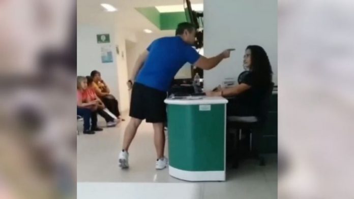 ‘Te meto en una bolsa y te mato’: sujeto lanza amenazas de muerte a empleada del IMSS | VIDEO