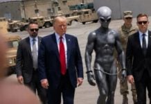 Donald Trump enciende las redes tras compartir fotografía suya caminando con un alienígena en una base militar