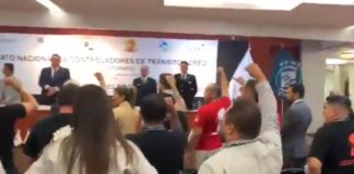 Controladores aéreos amagan con irse a huelga