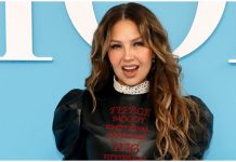 ¿Mucho chile? Thalía sorprende al comer mango enchilado y anuncia nueva canción
