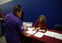 Gobierno municipal acerca servicios y trámites a empleados de Medline Oradel