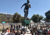 Inauguran estatua de Pelé afuera del Estadio Jalisco
