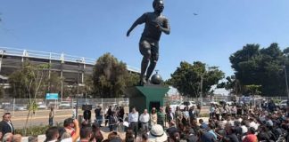 Inauguran estatua de Pelé afuera del Estadio Jalisco