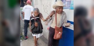 VIDEO enternece redes | Abuelito guía de la mano a su esposa ciega mientras venden cacahuates en Chilpancingo