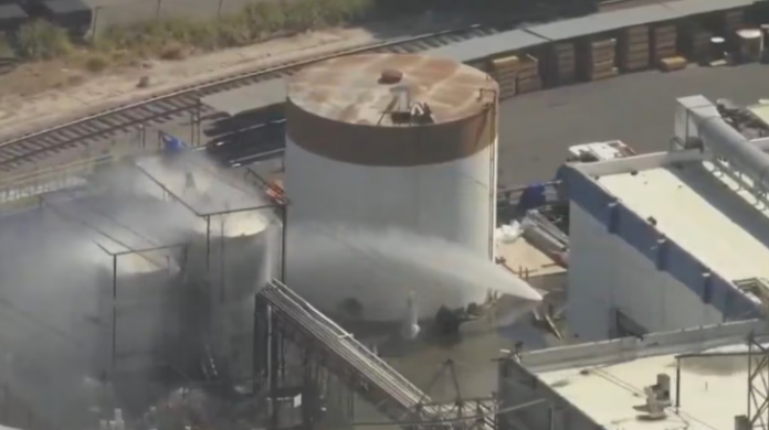 Emergencia-en-California-Evacuan-a-40-mil-personas-por-fuga-tóxica-y-riesgo-de-explosión-en-planta-química-–-El-Financiero-05-23-2026_06_35_PM
