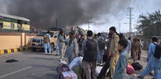 Coche bomba explota al paso de tren en Pakistán; deja 23 muertos y más de 70 heridos