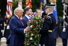 “Irán nunca tendrá un arma nuclear”, dice Trump en homenaje a soldados muertos en el conflicto