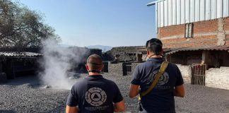 Un géiser emerge en el patio de una casa en Ixtlán, Michoacán