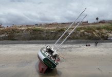 El “Karma” encalló en Playas de Tijuana, se vuelve víctima del saqueo