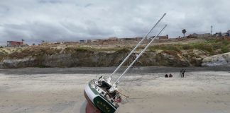 El “Karma” encalló en Playas de Tijuana, se vuelve víctima del saqueo