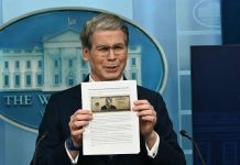 Gobierno de EEUU presiona por billete de 250 dólares con el rostro de Trump; secretario del Tesoro presenta el boceto