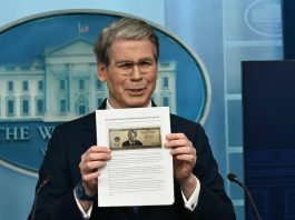 Gobierno de EEUU presiona por billete de 250 dólares con el rostro de Trump; secretario del Tesoro presenta el boceto