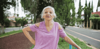 Más efectivo que caminar: el ejercicio ideal para bajar grasa abdominal en adultos mayores