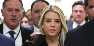 Exfiscal general de Trump comparece de nuevo en el Congreso por caso Epstein; Pam Bondi fue destituida por Trump en abril