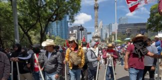 Maestros de la CNTE marchan con mazos y tubos rumbo al Zócalo de CDMX