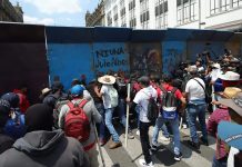 Maestros heridos durante protestas con cohetones de la CNTE para ingresar al Zócalo de CdMx