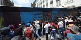 Maestros heridos durante protestas con cohetones de la CNTE para ingresar al Zócalo de CdMx