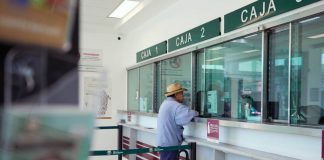 Trump firma orden que impide acceso de migrantes indocumentados al sistema financiero