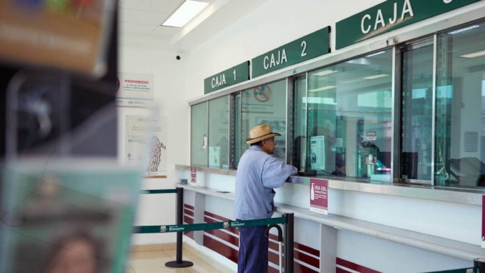 Trump firma orden que impide acceso de migrantes indocumentados al sistema financiero