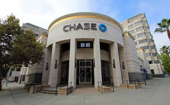 FBI rescata a rehenes tras abatir a hombre que amenazaba banco en California