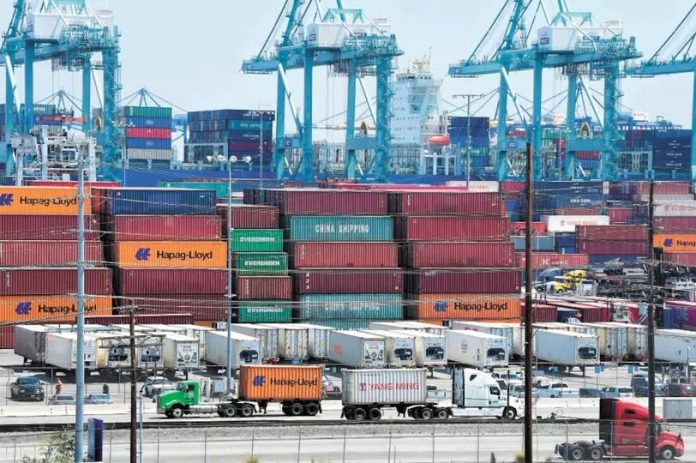 Mayoría de exportaciones de México a EEUU quedarían exentas de arancel de 10%, afirma Economía; cumplen con reglas de origen del T-MEC