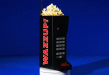 El cubo oficial de palomitas de maíz de ‘Scary Movie’ tiene forma de teléfono retro de los años 90
