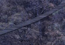 Peligroso puente colgante se viraliza en Oaxaca; autos cruzan sin temor