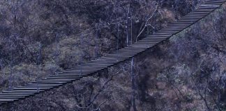Peligroso puente colgante se viraliza en Oaxaca; autos cruzan sin temor