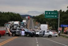 Sección 22 del SNTE bloquea accesos al aeropuerto de Oaxaca y casetas
