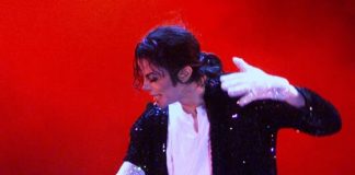 Guante de Michael Jackson con cristales Swarovski alcanza cifra récord en subasta en París