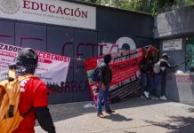 CNTE irrumpe en la SEP y se enfrenta con personal de seguridad; manifestantes rompen vidrios y toman instalaciones